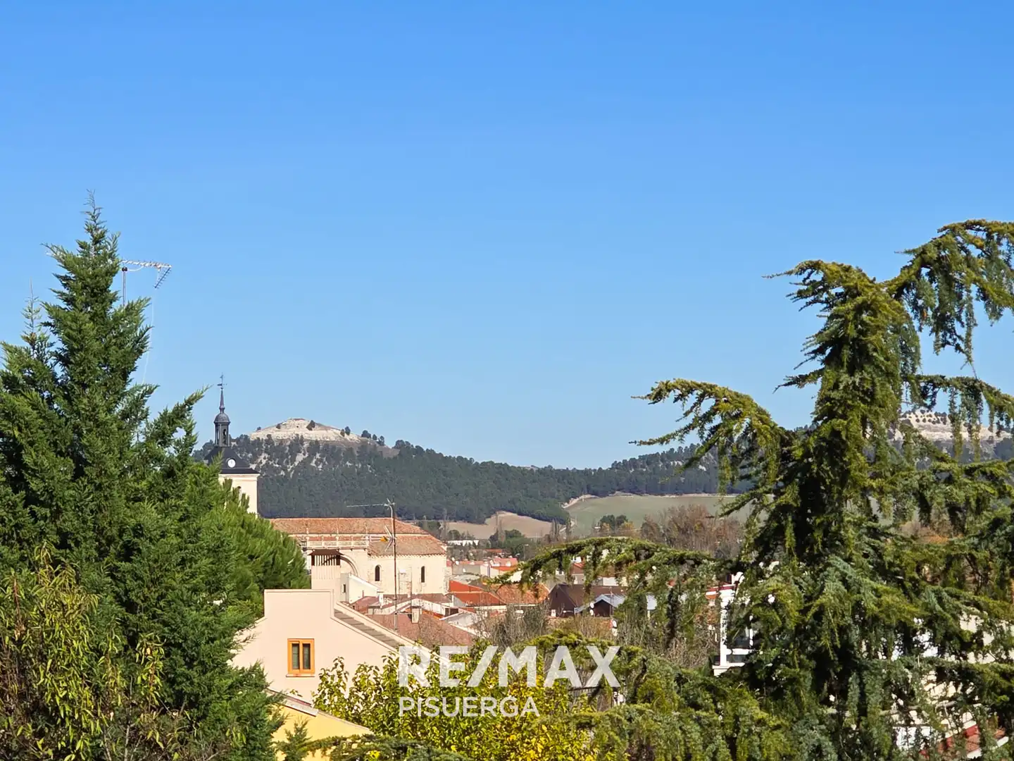 Vista exterior de Casa o xalet en venda en Tudela de Duero amb Calefacció, Jardí privat i Terrassa