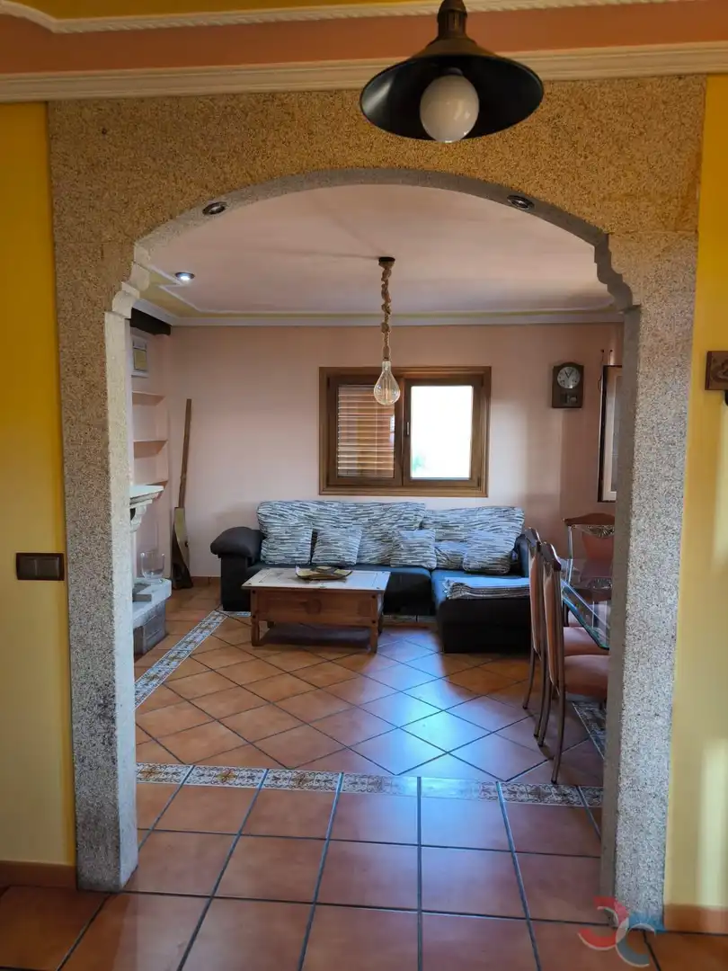 Sala d'estar de Casa o xalet en venda en Redondela amb Piscina