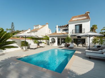 Casa con balcón en venta en Nueva Andalucía