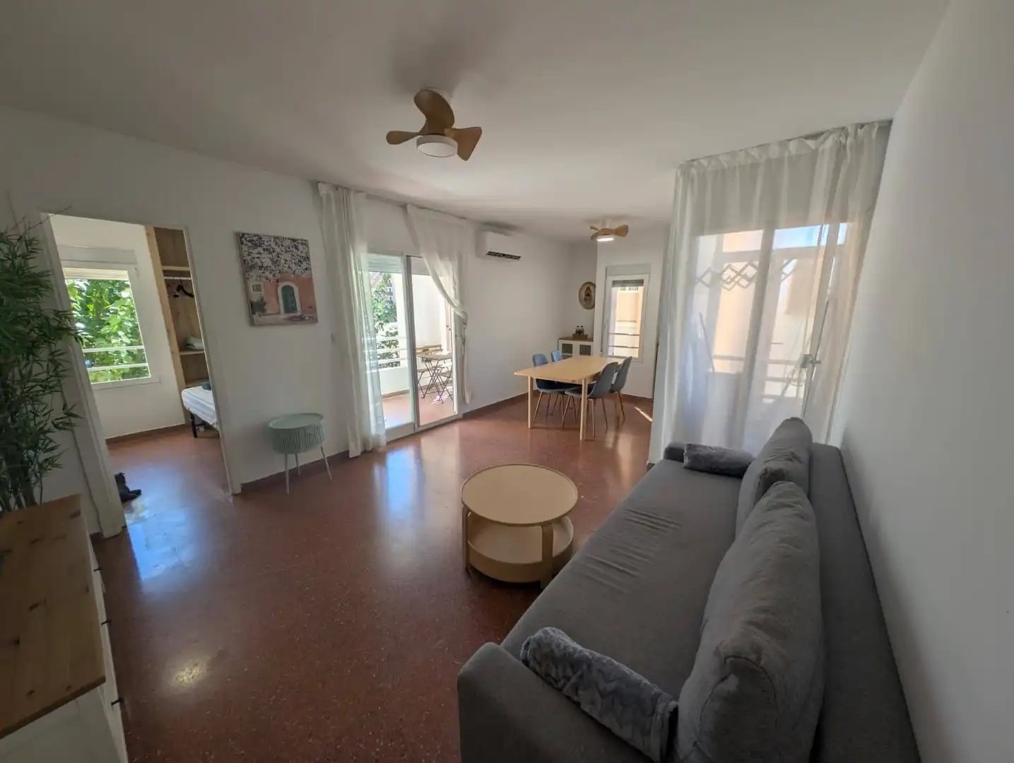 Appartement compact avec terrasse à louer à CONSTITUCIO DE LA