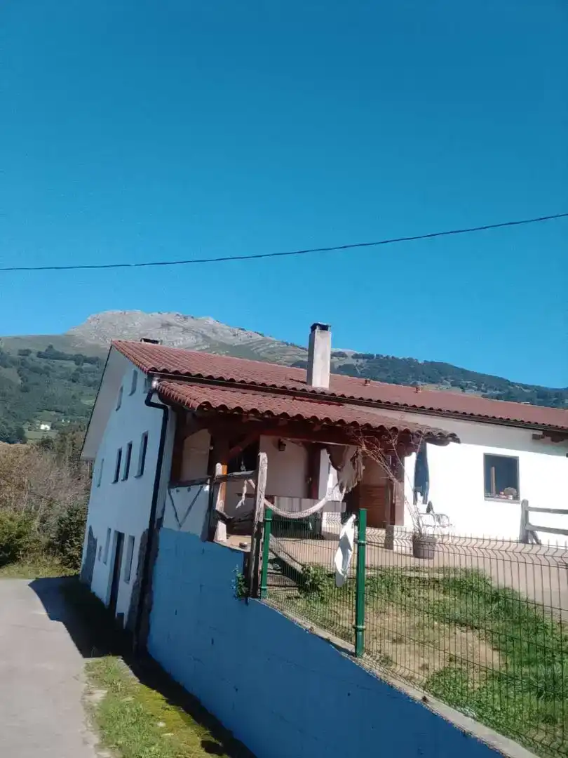 Vista exterior de Finca rústica en venda en Errezil amb Jardí privat, Traster i Moblat