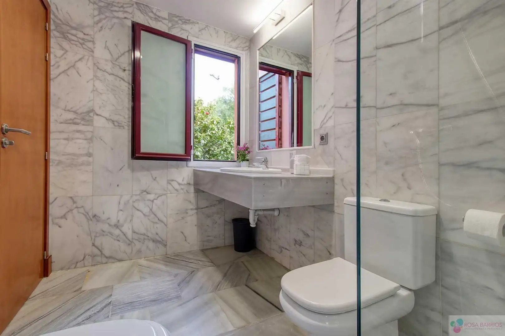 Bathroom of Houses for sale in Benahavís  with Terrace, Swimming Pool and Furnished