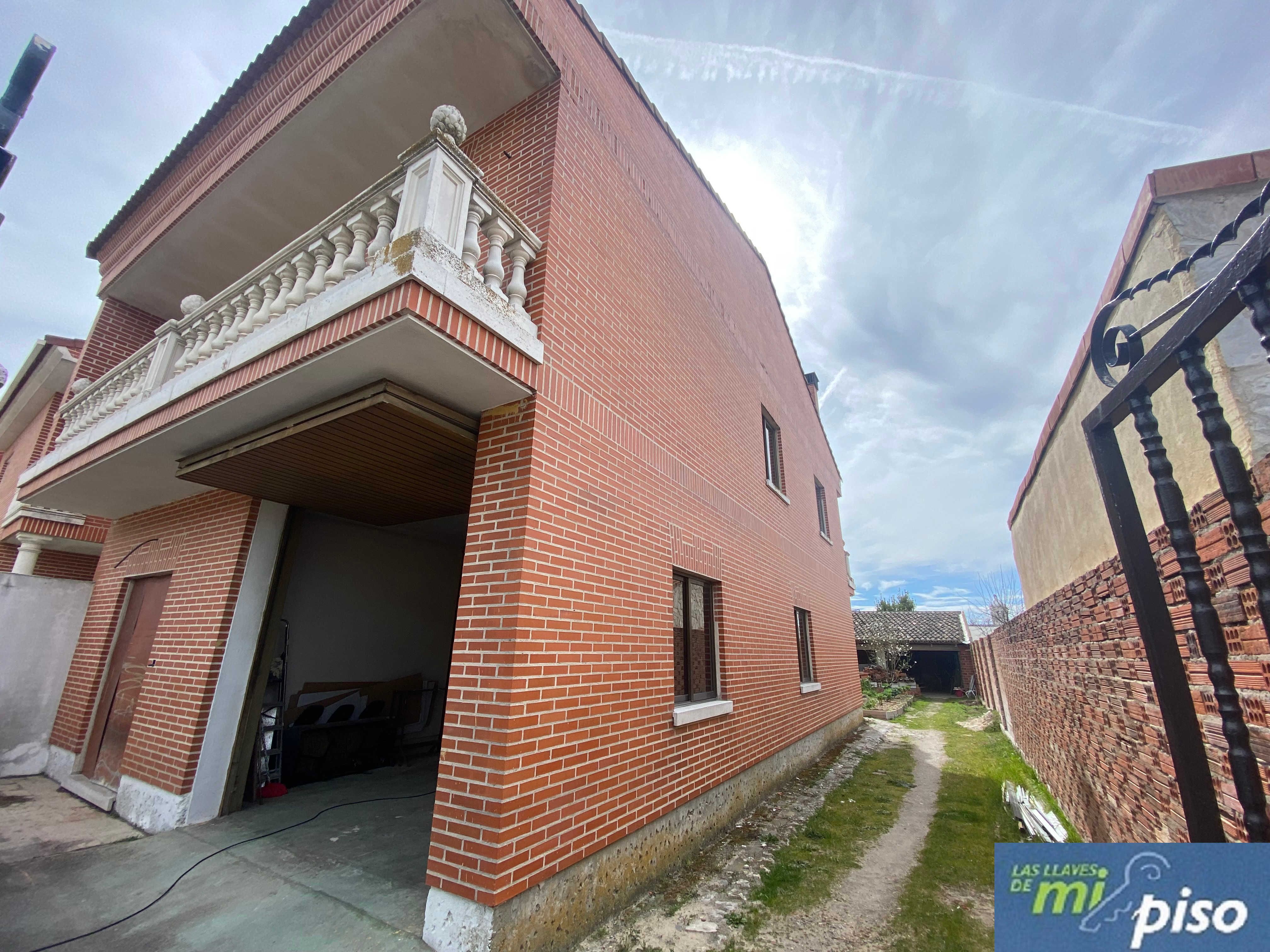 Exterior view of House or chalet for sale in Aldeamayor de San Martín  with Private garden, Terrace and Storage room