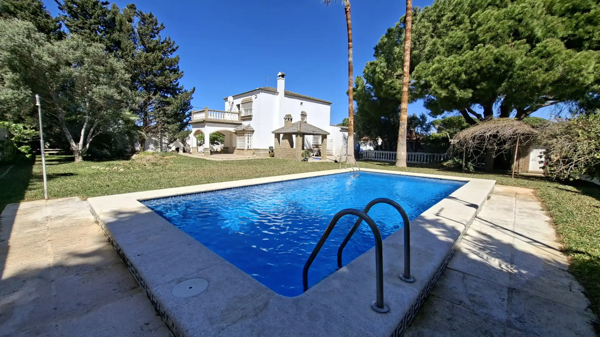 Piscina de Casa o xalet en venda en Chiclana de la Frontera amb Jardí privat, Terrassa i Traster