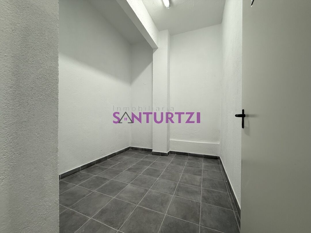Bedroom of Box room for sale in Santurtzi 