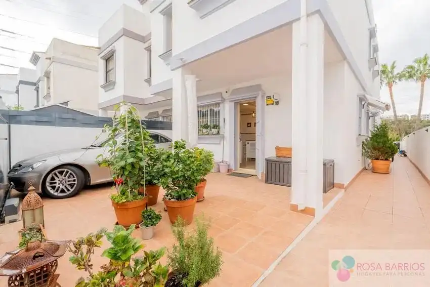 Vista exterior de Casa adosada en venda en Estepona amb Terrassa, Traster i Piscina comunitària