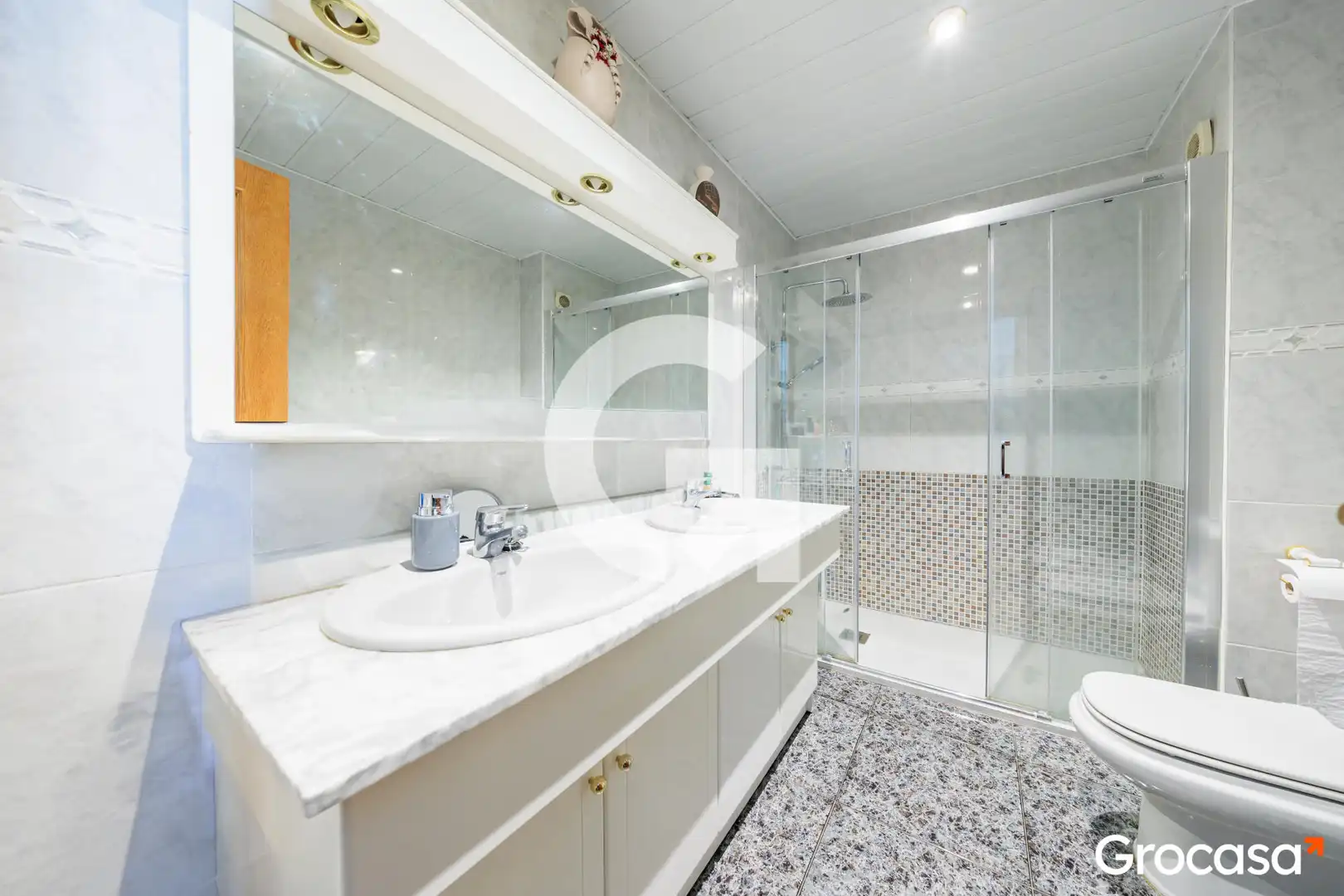 Bathroom of Houses for sale in Terrassa  with Air Conditioner, Heating and Terrace