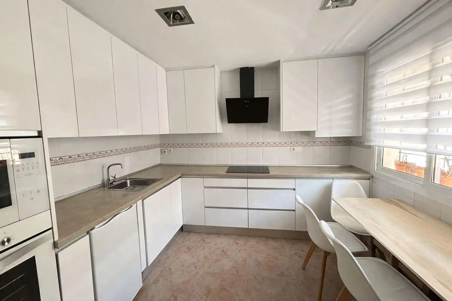 Cuina de Casa adosada en venda en Málaga amb Aire condicionat, Terrassa i Traster