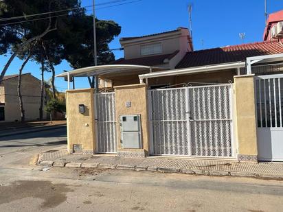 Vista exterior de Casa adosada en venda en San Pedro del Pinatar amb Aire condicionat, Terrassa i Balcó