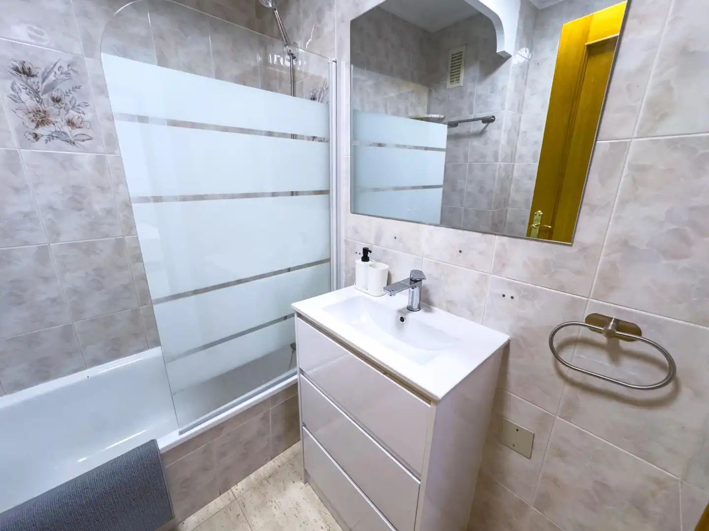 Bany de Apartament de lloguer en Torrevieja amb Aire condicionat, Calefacció i Terrassa