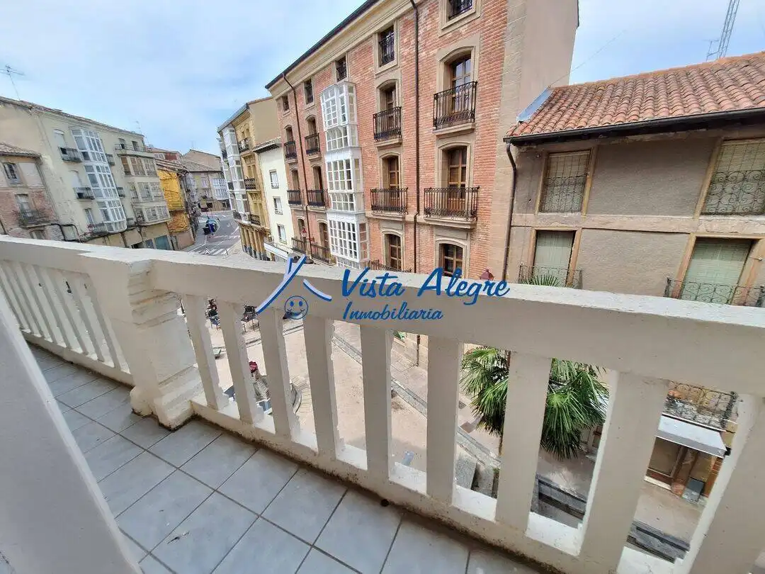 Vista exterior de Apartamento en venta en Haro con Calefacción, Terraza y Amueblado