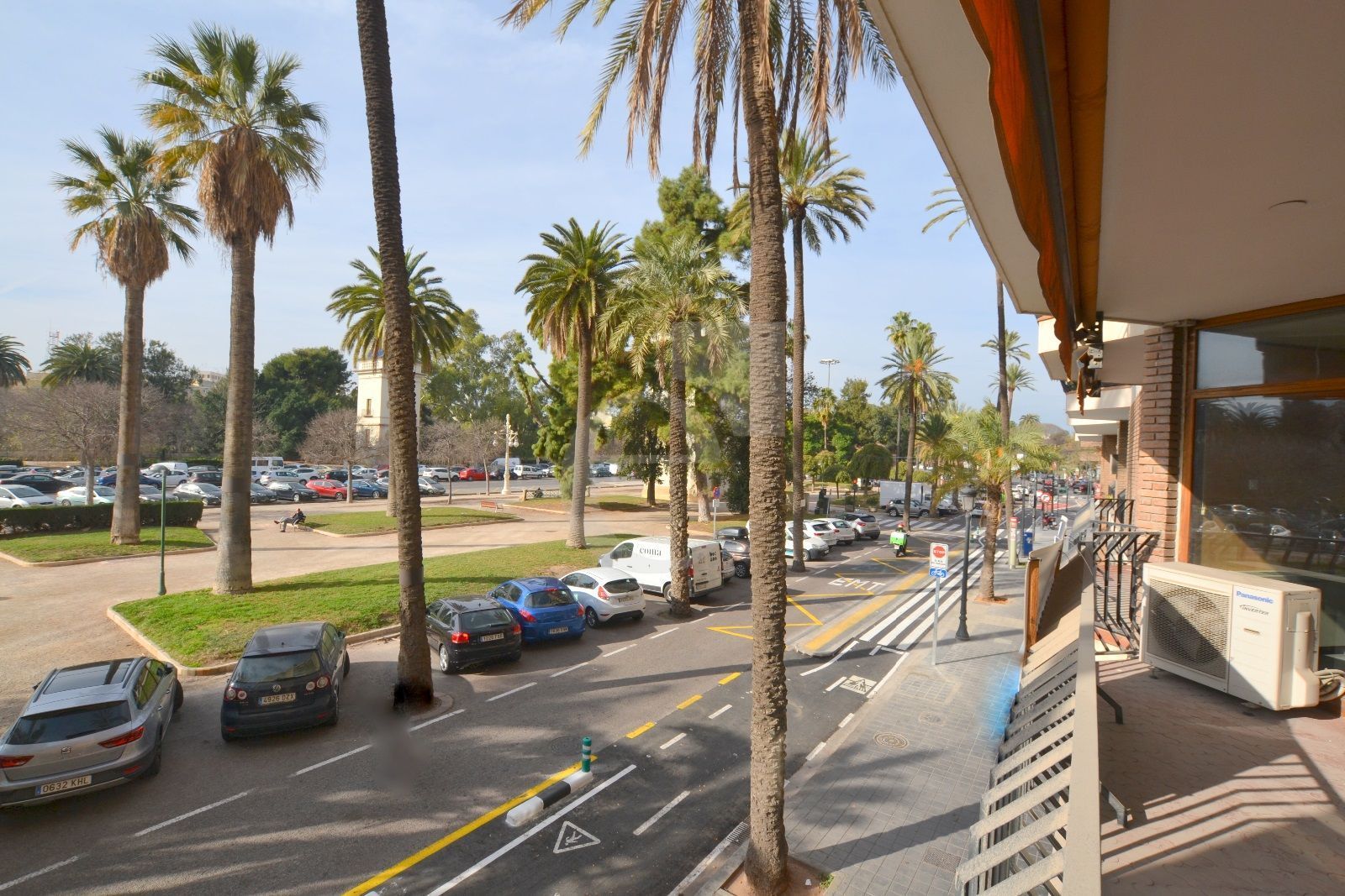 Vista exterior de Oficina de lloguer en  Valencia Capital amb Aire condicionat i Terrassa