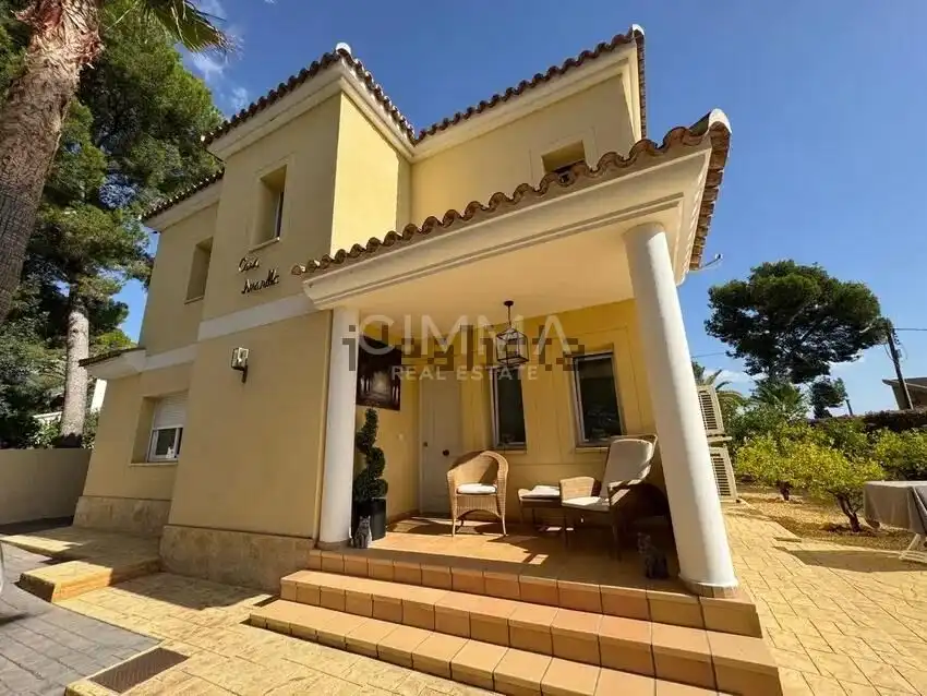 Vista exterior de Casa o xalet en venda en La Nucia amb Aire condicionat, Calefacció i Jardí privat