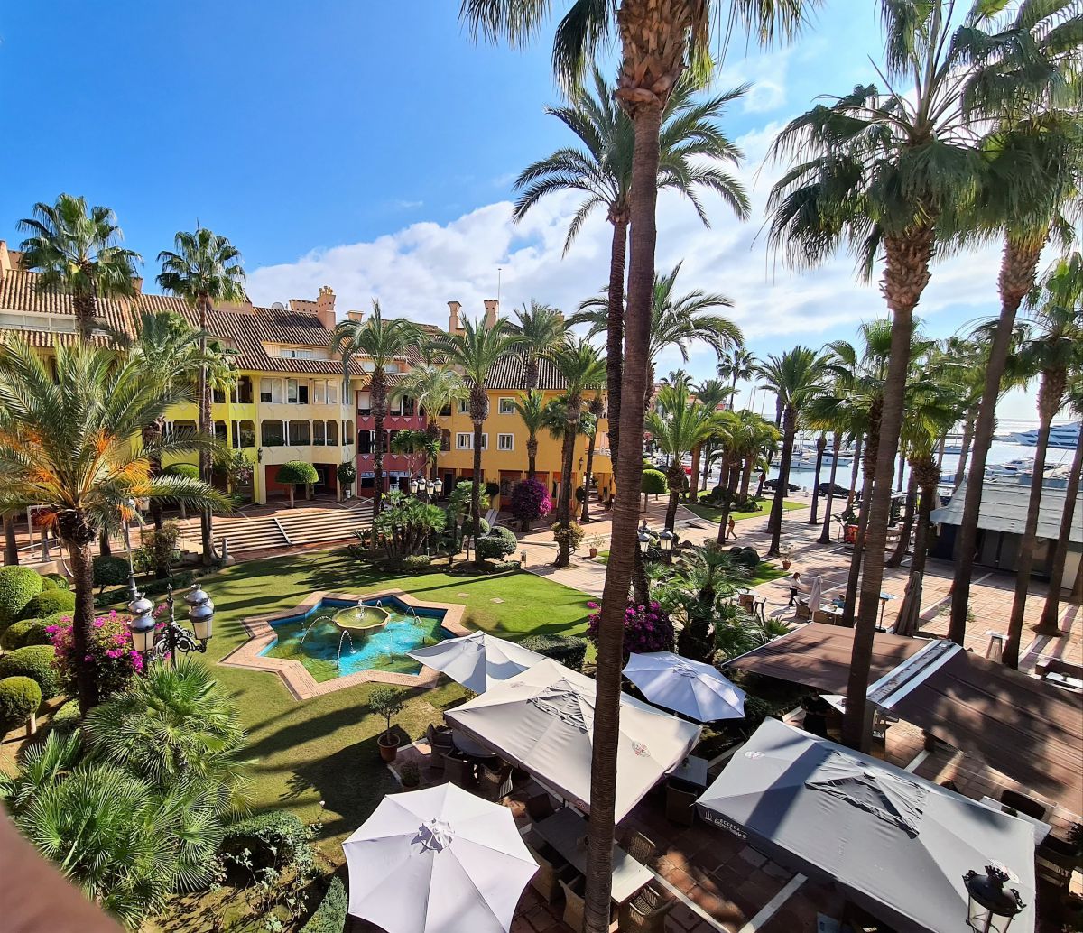 Vista exterior de Apartament en venda en Sotogrande amb Aire condicionat, Calefacció i Moblat