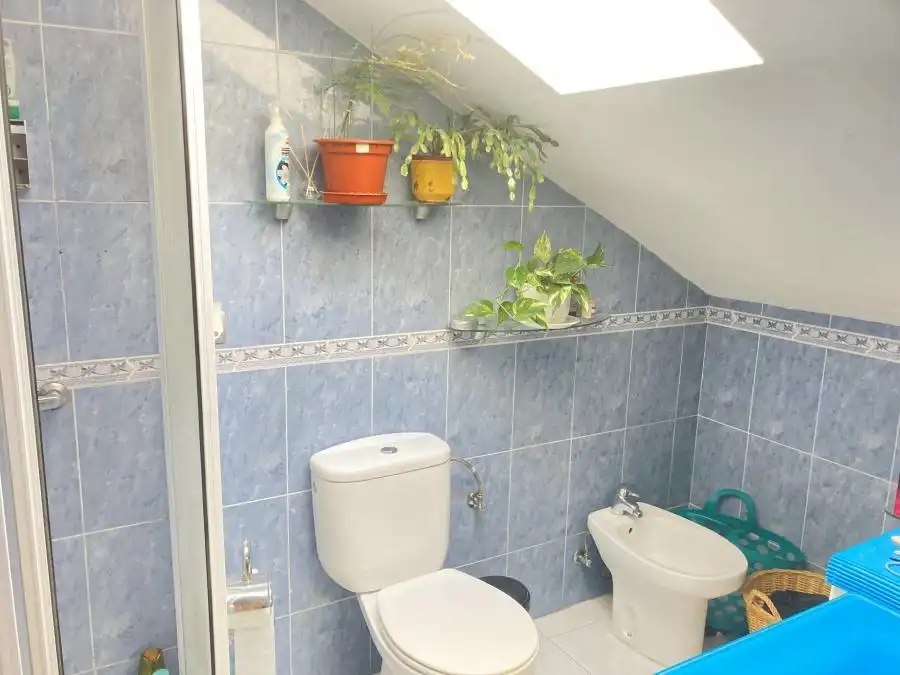 Baño de Dúplex en venta en Villaquilambre con Calefacción, Trastero y Horno