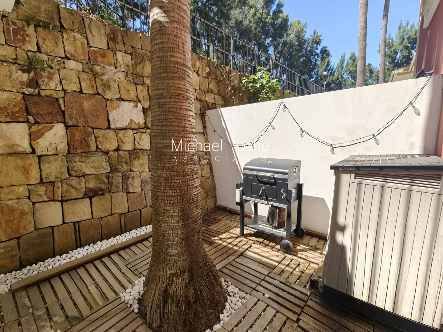 Terrasse von Wohnung zum Verkauf in Sotogrande mit Klimaanlage, Privatgarten und Terrasse
