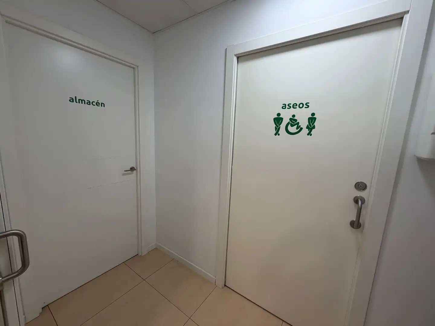 Bathroom of Commercial properties for sale in Alcorcón  with Air Conditioner