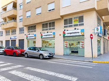 Local comercial de lloguer a Calle comandante manuel gimeno 21