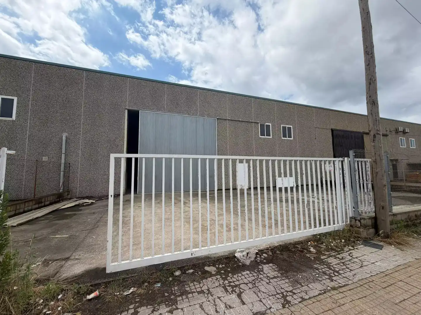 Nau industrial de lloguer a Sant Feliu de Buixalleu