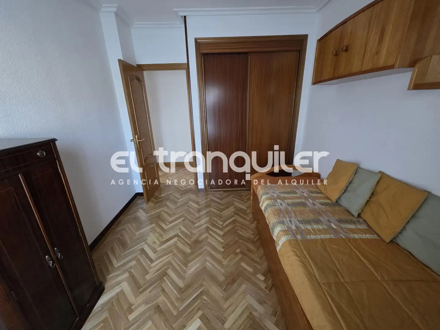 Dormitori de Pis de lloguer en Madrid amb Aire condicionat, Parquet i Piscina