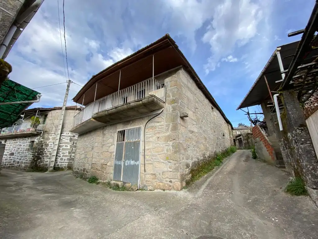 Casa con terraza en venta en As Laxas