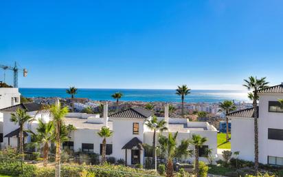 Vista exterior de Apartament en venda en Estepona amb Aire condicionat, Calefacció i Jardí privat