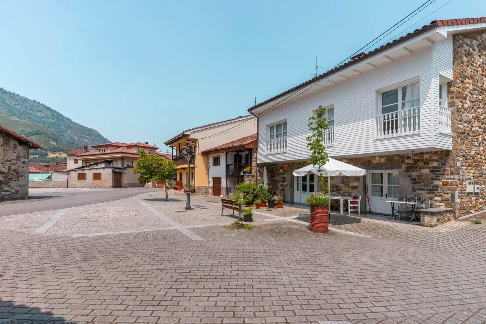 Vista exterior de Casa o xalet en venda en Sobrescobio amb Jardí privat, Terrassa i Traster