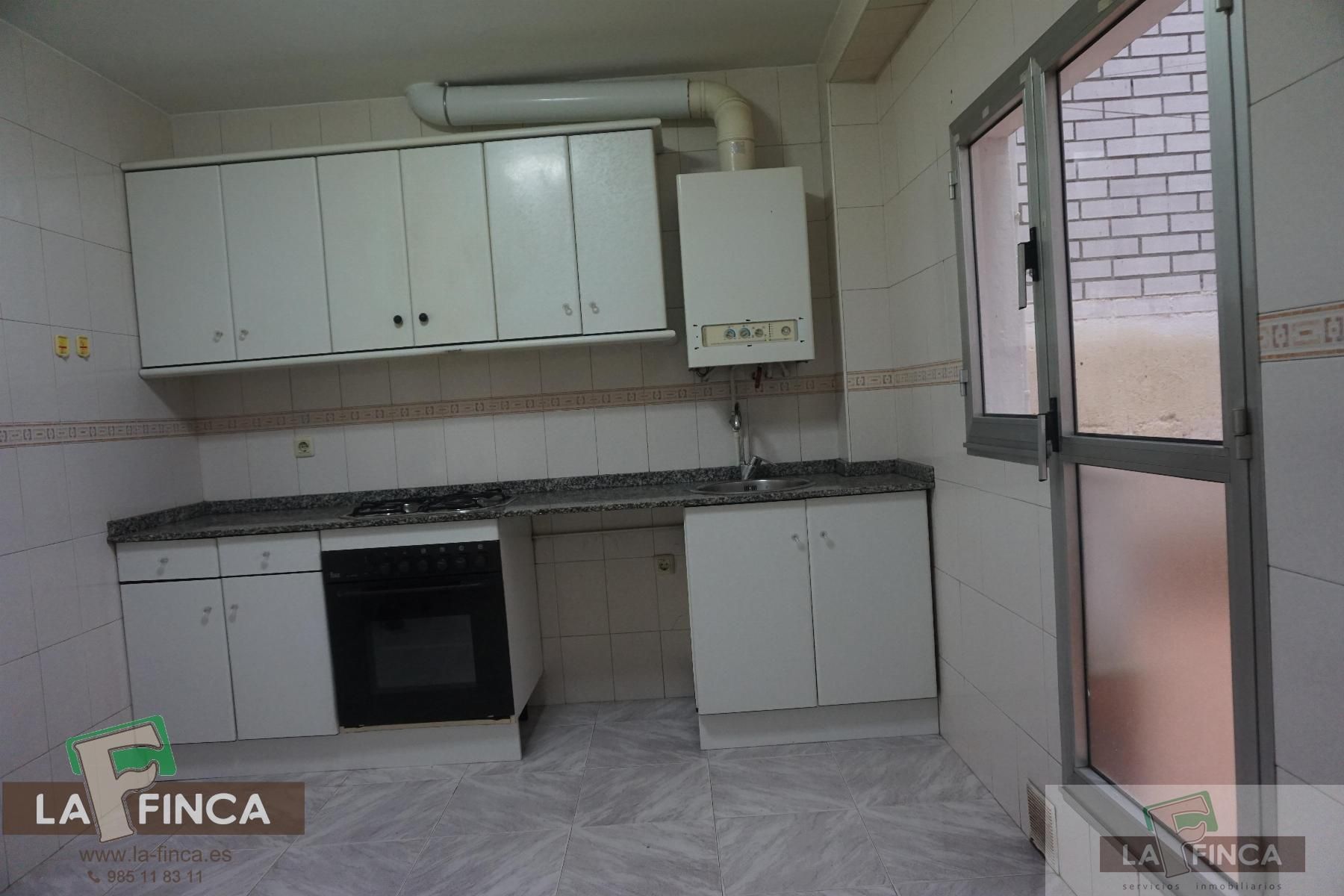 Cocina de Piso en venta en Oviedo  con Calefacción