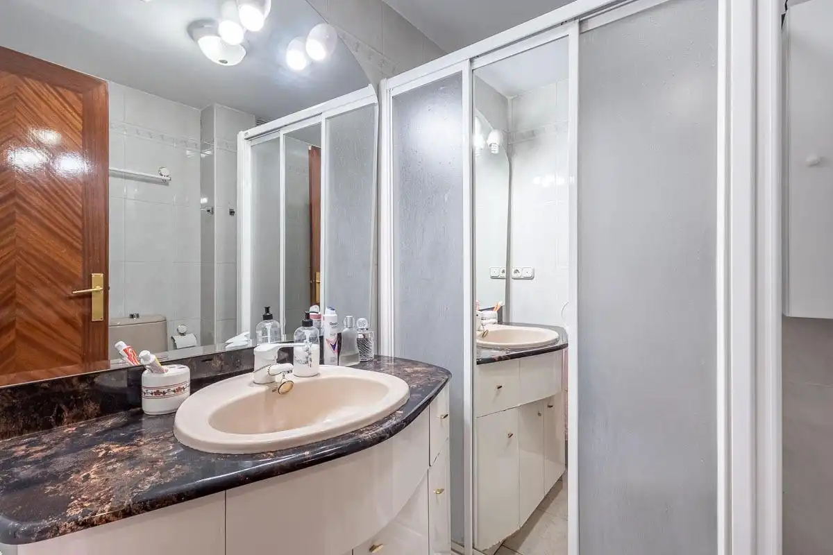 Baño de Piso en venta en Granada con Aire acondicionado, Calefacción y Terraza