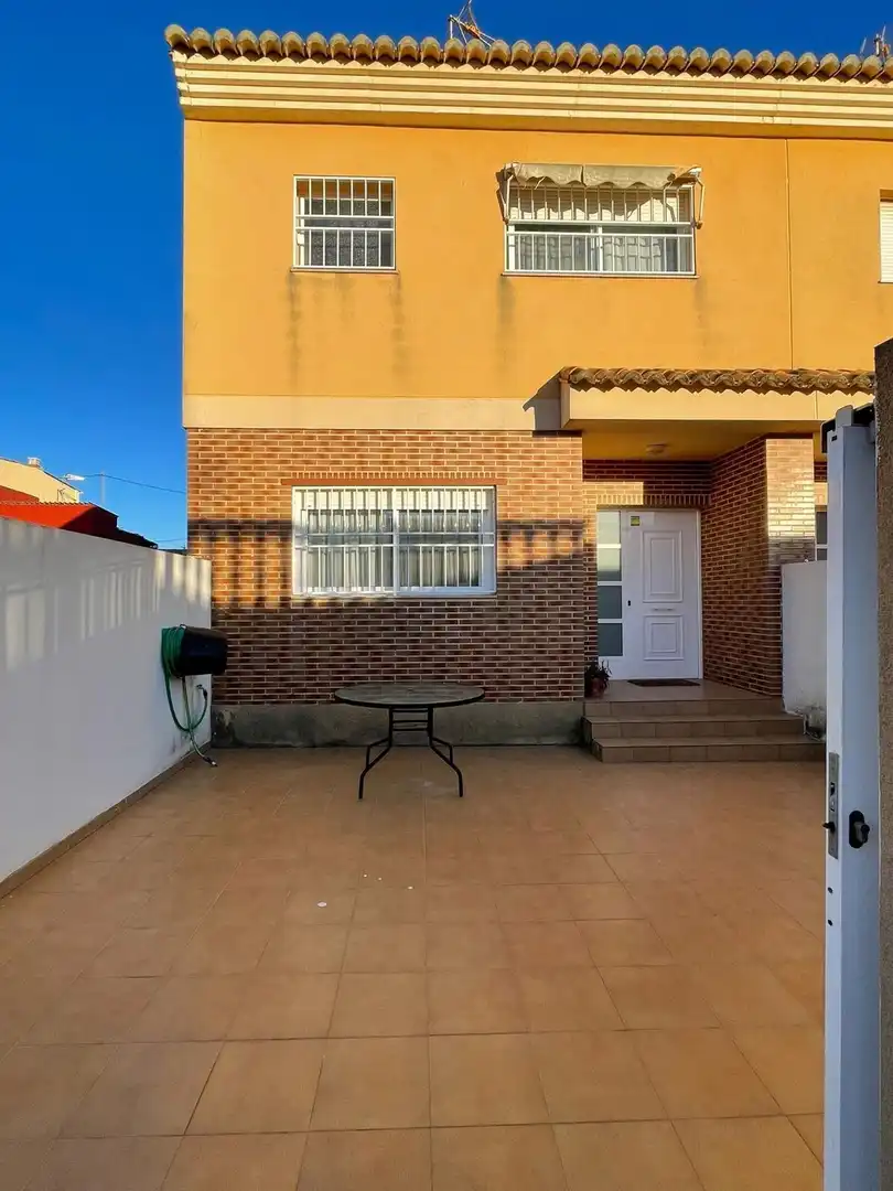 Außenansicht von Einfamilien-Reihenhaus zur Miete in Cullera mit Klimaanlage, Terrasse und Abstellraum