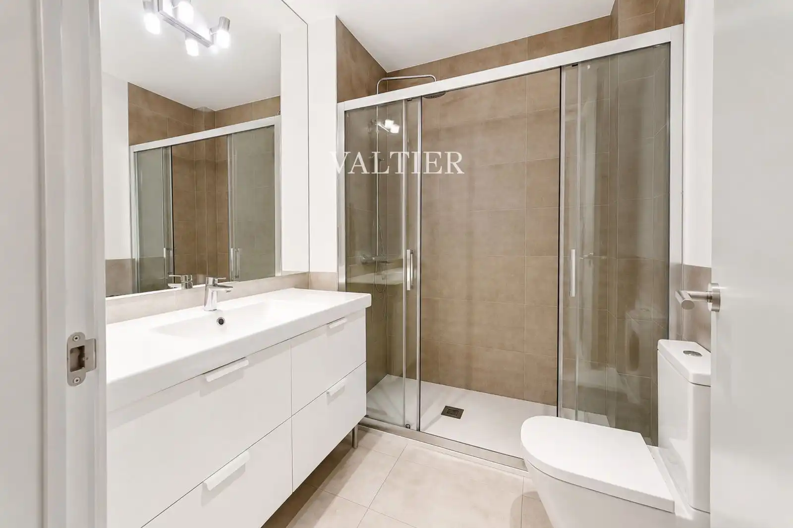 Bathroom of Flat for rent in Madrid  with Air Conditioner