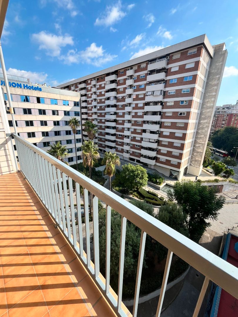 Vista exterior de Pis en venda en  Barcelona Capital amb Calefacció, Jardí privat i Parquet