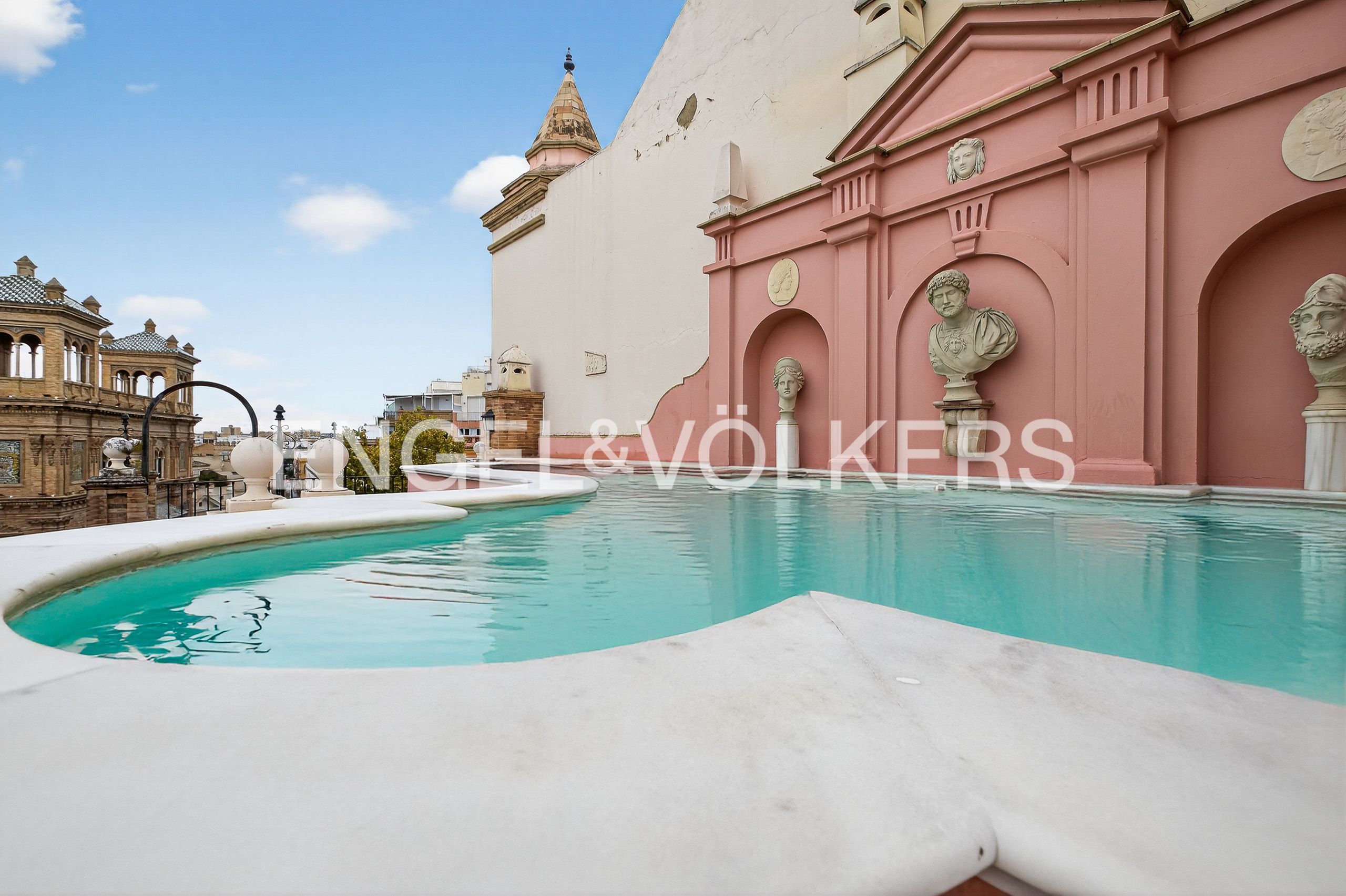Swimming pool of House or chalet for sale in  Sevilla Capital  with Air Conditioner, Heating and Parquet flooring