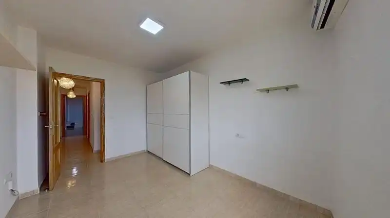 Schlafzimmer von Dachboden zum Verkauf in Cúllar Vega mit Terrasse und Balkon