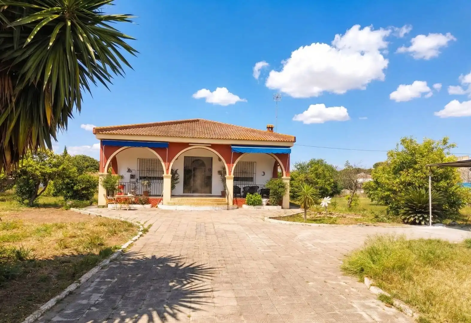 Vista exterior de Casa o xalet en venda en Hinojos amb Jardí privat, Terrassa i Traster