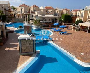 Vista exterior de Àtic en venda en Adeje amb Aire condicionat, Balcó i Piscina comunitària