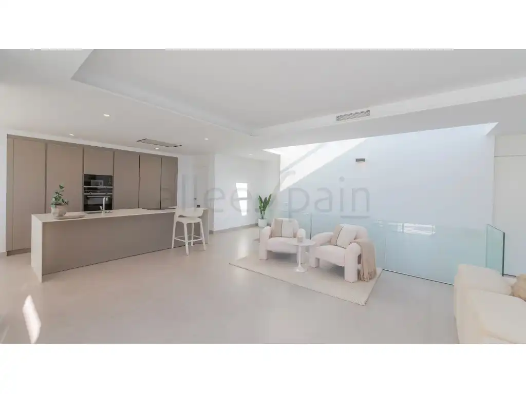 Sala d'estar de Casa o xalet en venda en Benalmádena amb Aire condicionat, Piscina i Moblat