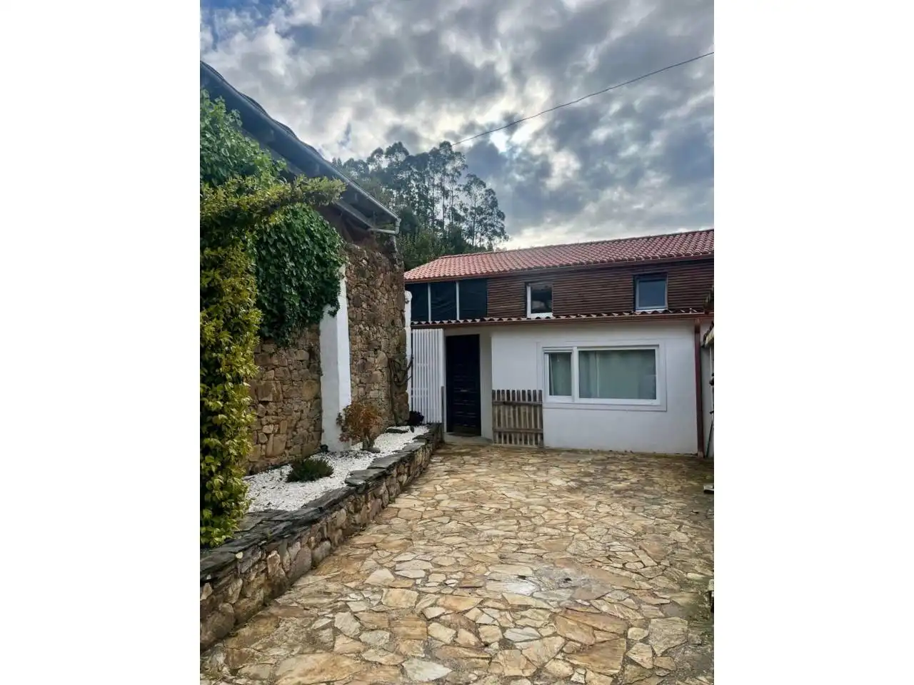 Außenansicht von Haus oder Chalet zur Miete in Miño mit Heizung, Privatgarten und Schwimmbad