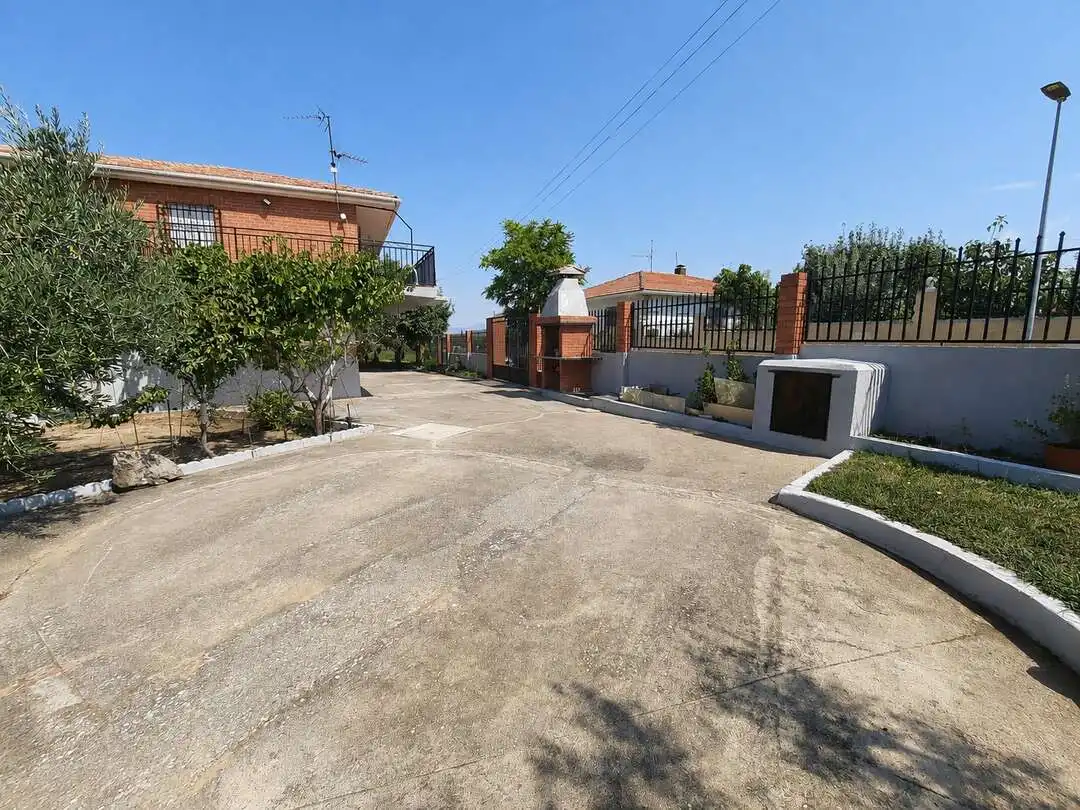 Vista exterior de Casa adosada en venta en Escalona con Aire acondicionado, Calefacción y Jardín privado