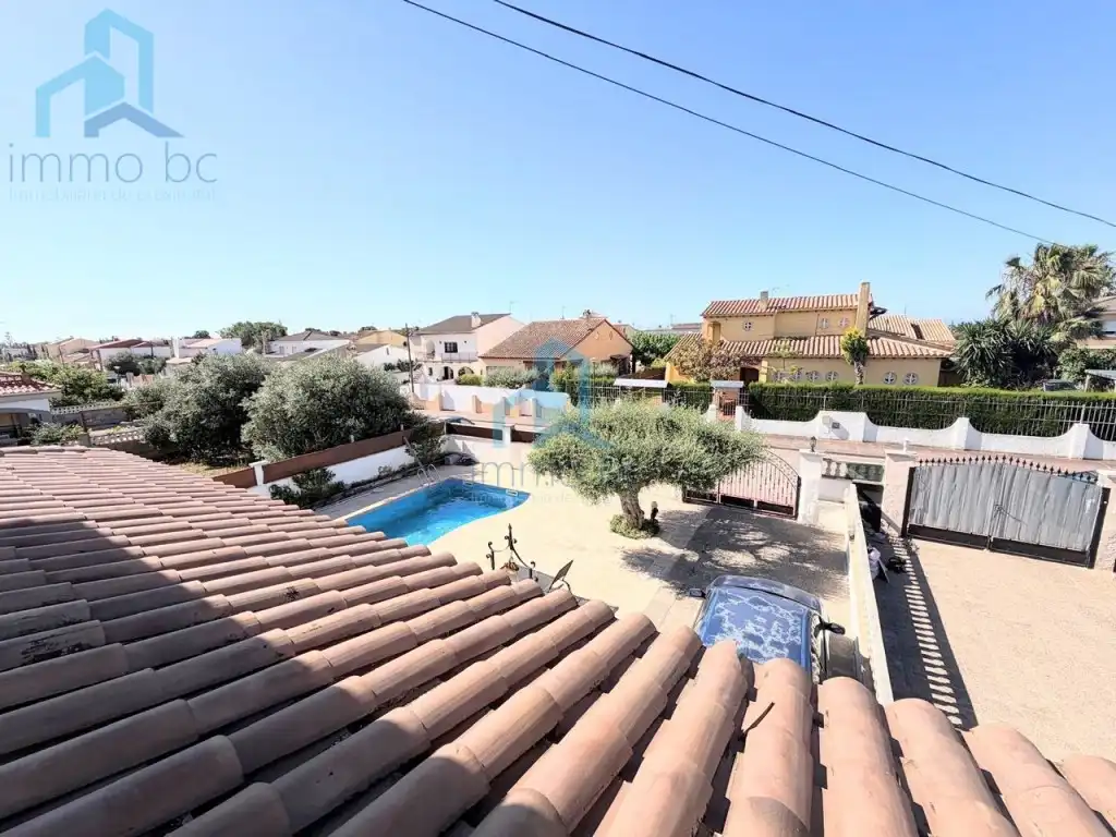 Swimming pool of Detached homes for sale in Creixell