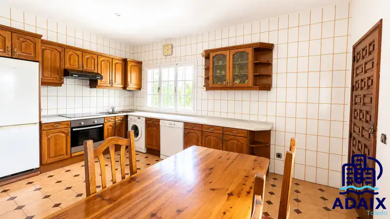Cuina de Casa o xalet en venda en Bargas amb Calefacció, Terrassa i Moblat