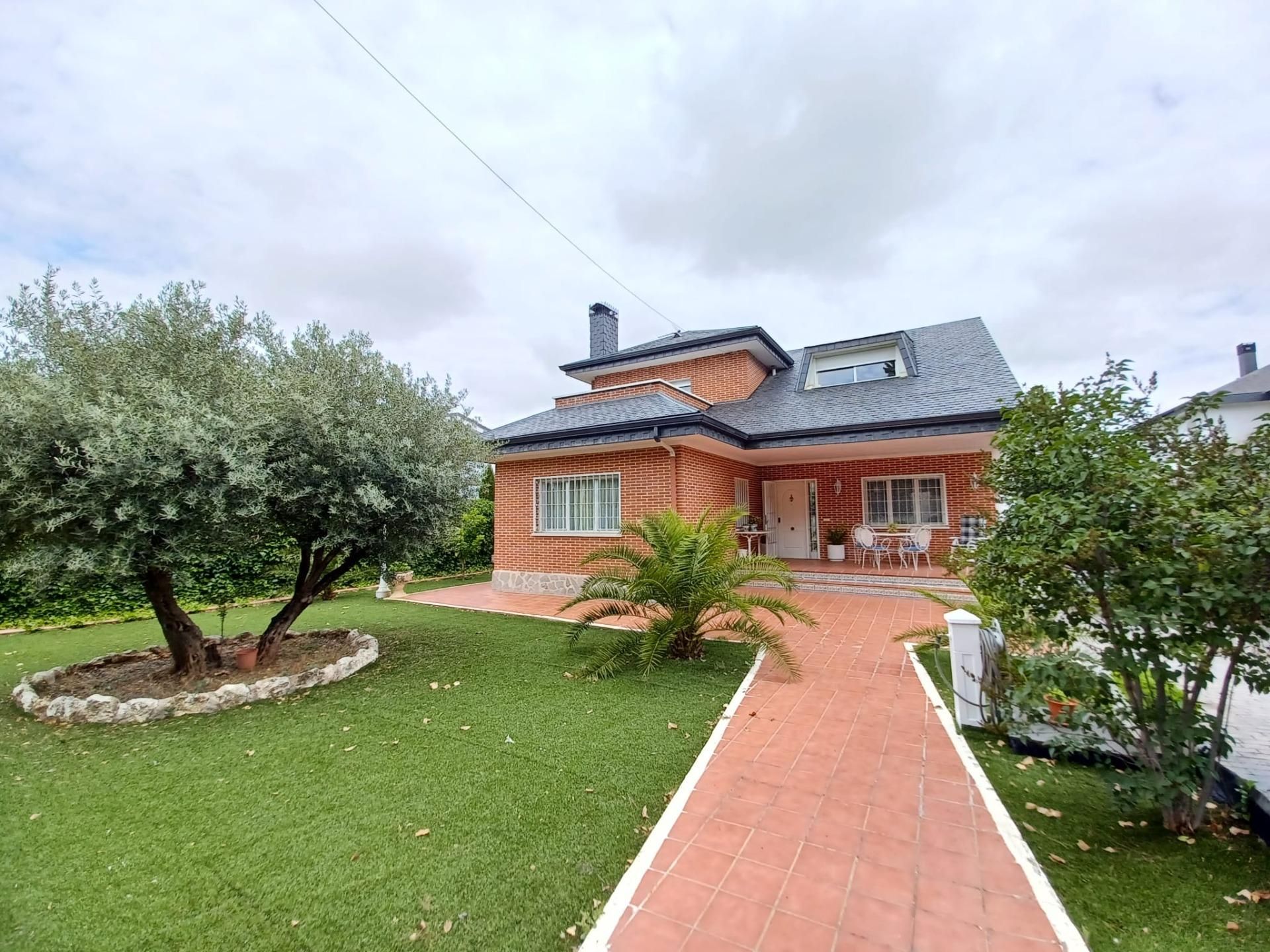 Vista exterior de Casa o xalet en venda en Villalbilla amb Calefacció i Piscina