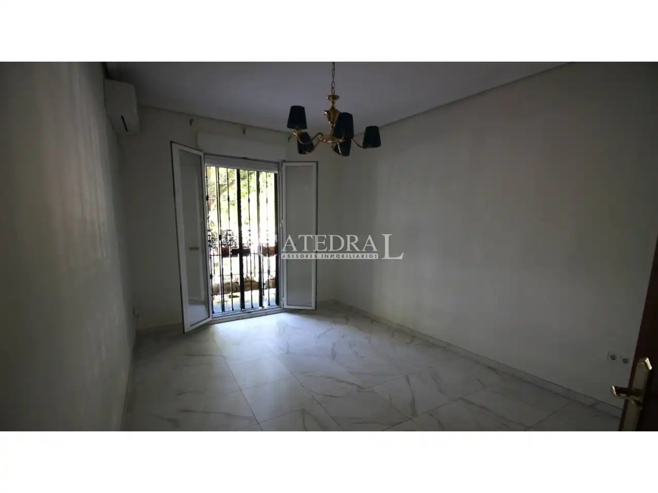 Bedroom of Flat for rent in Sevilla  with Air Conditioner and Balcony