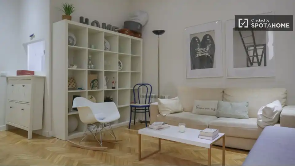 Room in Cortes - Huertas