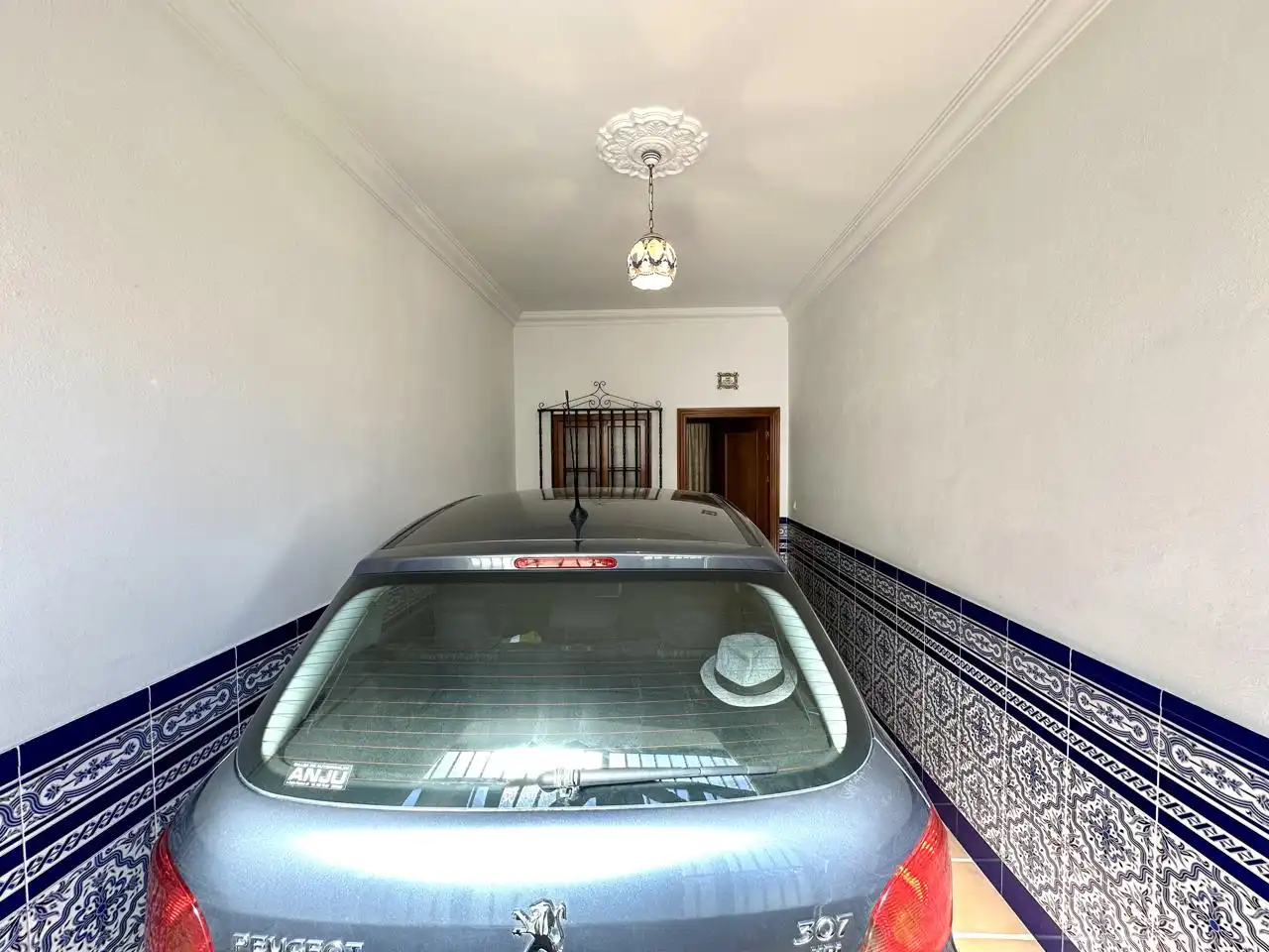 Aparcament de Casa adosada en venda en Sierra de Yeguas amb Aire condicionat, Jardí privat i Terrassa