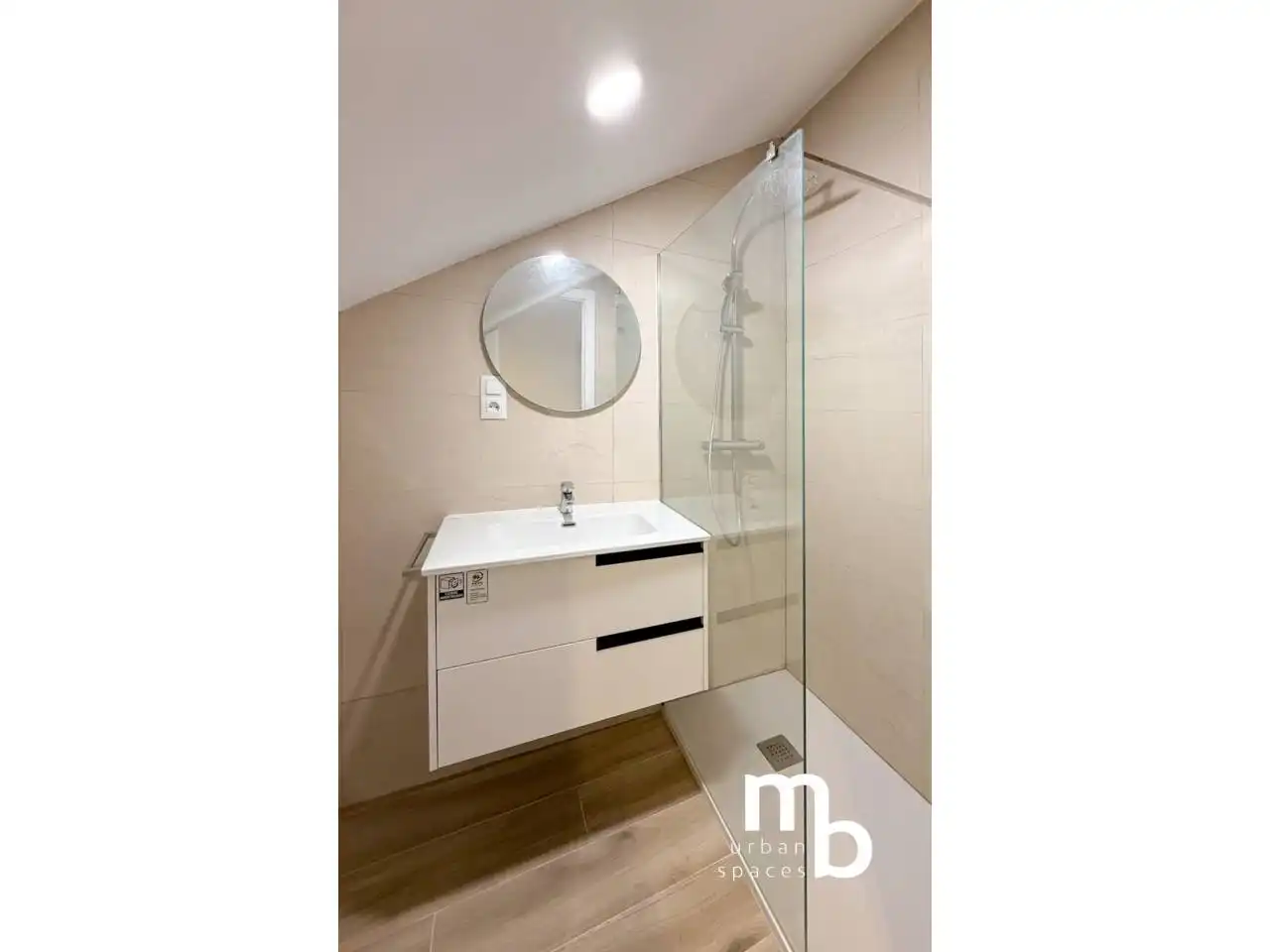 Bathroom of Flat for sale in Madrid  with Air Conditioner and Heating