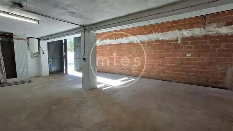 Parkplatz von Fabrikhallen zur Miete in Valencia