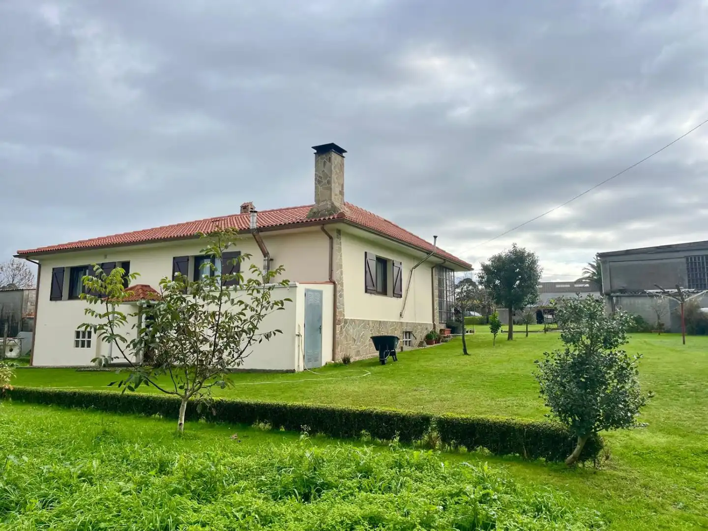Vista exterior de Casa o xalet en venda en Carballo amb Calefacció