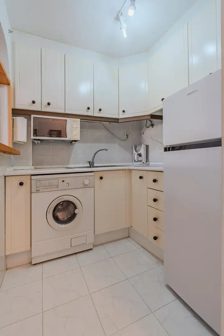 Cuina de Apartament en venda en Torrevieja amb Jardí privat, Terrassa i Moblat