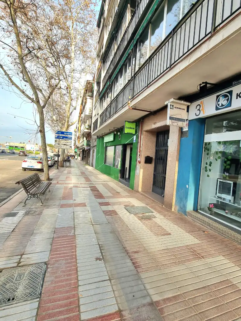 Vista exterior de Local en venta en Madrid